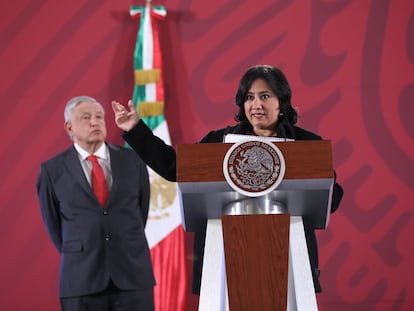 La secretaria de la Función Pública, Irma Eréndira Sandoval, junto a López Obrador, en enero.