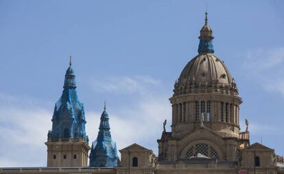 Varias de las torres con las redes protectoras azules.