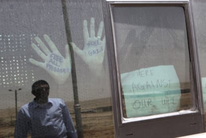 Mensajes pacifistas a la salida de la cárcel: "Libertad para todos los presos" y "Gaza libre", en la palma de las manos; y un cartel: "Aquí, en contra de nuestra voluntad".