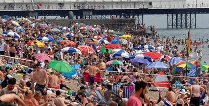 Turistas en una playa de Brighton, en el sur de Reino Unido, el pasado 8 de agosto.