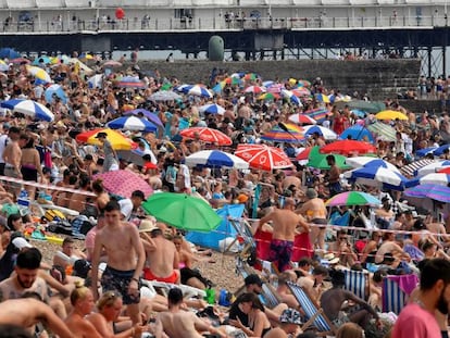 Turistas en una playa de Brighton, en el sur de Reino Unido, el pasado 8 de agosto.