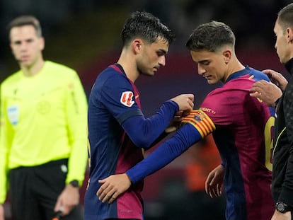BARCELONA, 20/10/2024.- El centrocampista del Barcelona Pedri (i) pone el brazalete de capitán a Gavi al incorporarse al terreno de juego, durante el partido de LaLiga que FC Barcelona y Sevilla FC disputan este domingo en el estadio Lluis Companys. EFE/Alejandro García