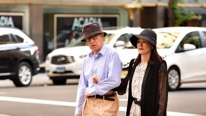 Woody Allen e sua mulher, Soon-Yi Previn, passeiam por Nova York, em 2016