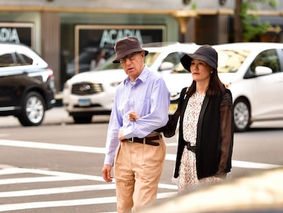 Woody Allen y Soon-Yi Previn pasean por Nueva York en 2016.