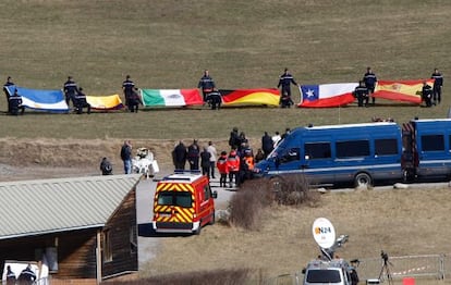 Homenaje a las víctimas de la catástrofe aérea en Le Vernet (Francia) con las banderas de sus países de origen.