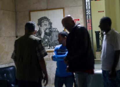 Retrato de Fidel Castro en la Asamblea Popular, que ha congregado a numerosos fieles del Partido Comunista cubano tras el anuncio de su muerte.