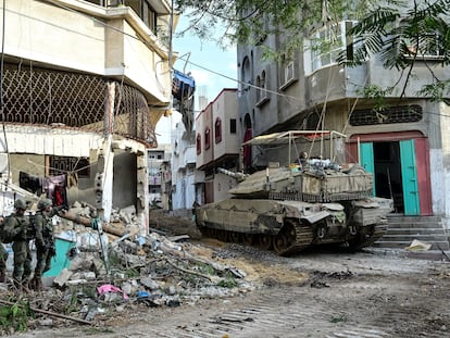 Israeli soldiers operate with a tank at the Shajaiya district of Gaza city amid the ongoing conflict between Israel and the Palestinian Islamist group Hamas, in the Gaza Strip December 8, 2023.  REUTERS/Yossi Zeliger ISRAEL OUT. NO COMMERCIAL OR EDITORIAL SALES IN ISRAEL