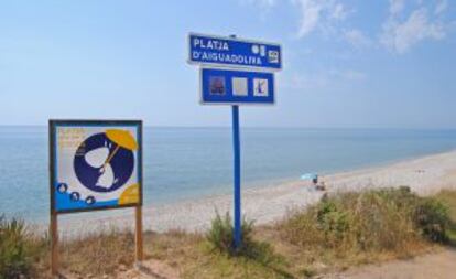 Cartel que indica que se puede visitar la playa de L’Aiguadoliva, en Vinaròs (Castellón), con perros.