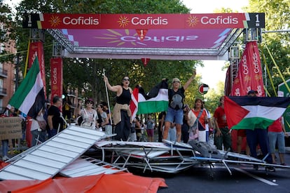 Los manifestantes por Palestina tras tirar las vallas y bloquear el recorrido a la altura de la meta de la Vuelta en Madrid.