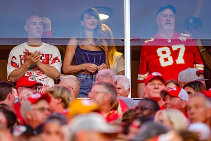 Cuando Taylor acude al campo no siempre lo hace apostando por sudaderas oversize, camisetas de fútbol vintage o jerséis ultracómodos. En el encuentro entre los Kansas City Chiefs y los Baltimore Ravens celebrado el pasado septiembre, la intérprete de Bad Blood se marcó un total look en tejido vaquero formado por top de Versace, shorts de GRLFRND y unas altísimas botas de Giuseppe Zanotti. No podemos pasar por alto su medallón vintage, ya que la cantante es fan de este tipo de colgantes.