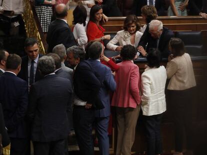 Pedro Sánchez, rodeado por diputados socialistas, el pasado jueves en la votación de la investidura en el Congreso.
