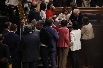 Pedro Sánchez, rodeado por diputados socialistas, el pasado jueves en la votación de la investidura en el Congreso.