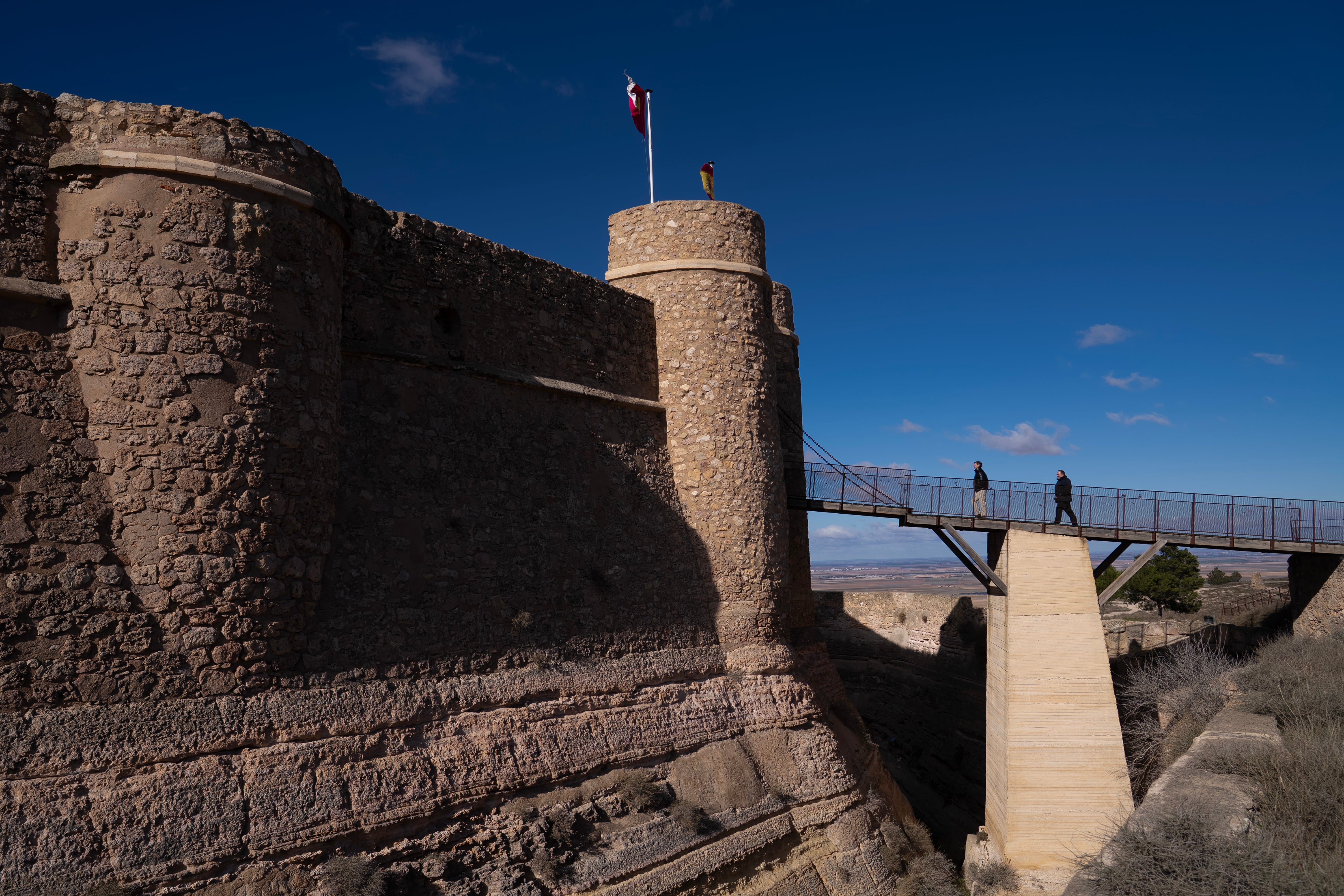 El visitable castillo de Chinchilla de Montearagón, reconstruido en el siglo XV, en el cerro de San Blas.