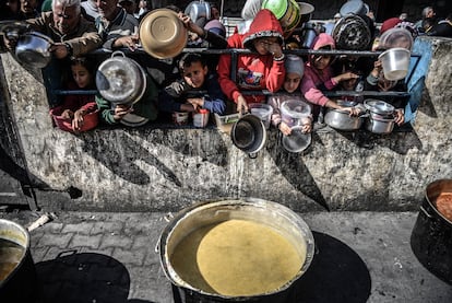 Cola para conseguir un plato de comida en Rafah, en Gaza, este jueves.
