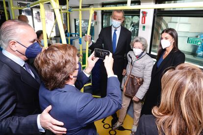 Don Felipe y doña Letizia, a bordo de un autobús municipal de Madrid.