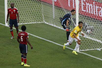 O brasileiro Thiago Silva marca, aos sete minutos o primeiro gol da partida. Os colombianos Pablo Armero (ao fundo), Carlos Sanchez e o goleiro David Ospina observam a comemoração.