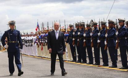 Temer passa em revista as tropas no dia 22 de fevereiro, ao chegar para reuni&atilde;o do Conselho Militar de Defesa.