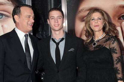 Tom Hanks, su hijo Chester y su esposa Rita Wilson en un estreno en Nueva York en 2011.