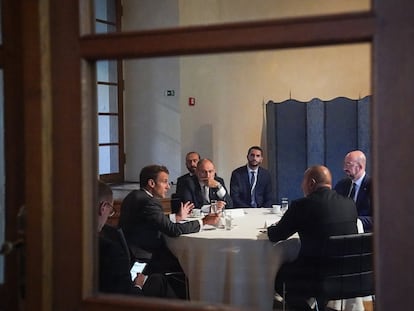 Imagen de la presidencia francesa de la reunión este viernes en Praga del presidente de Francia, Emmanuel Macron y el presidente del Consejo Europeo, Charles Michel, el primero a la derecha, con los mandatarios de Armenia, Nikol Pashinián y Azerbaiyán, Ilham Aliyev, de espaldas en la imagen.