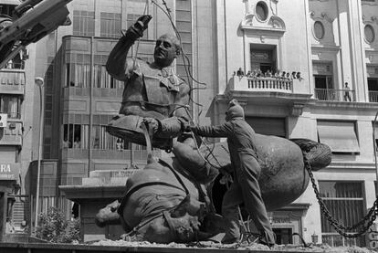 La estatua de Franco se rompi&oacute; en 1983 al ser retirada de la plaza del Ayuntamiento de Valencia. Hasta 2010 presidi&oacute; el patio de la Capitan&iacute;a General, en la misma ciudad.
 
 