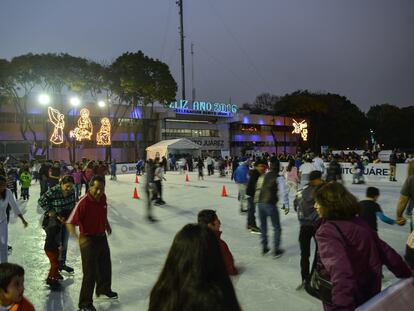 La pista de hielo instalada por el entonces jefe delegacional, Christian Von Roehrich, en la explanada de la alcaldía Benito Juárez, el 19 de diciembre de 2015.