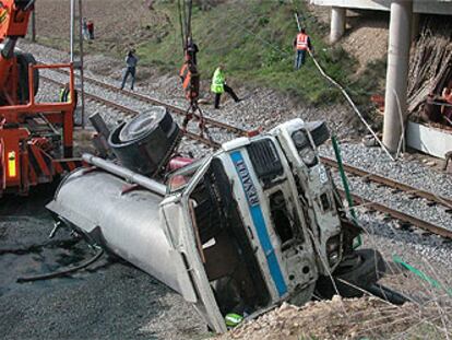 Un camión se precipita en Vic sobre la vía Barcelona-Puigcerdà