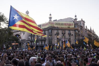 Protestas ante la 'Consellería' de Economía por los registros que la Guardia Civil realizó para recabar indicios relacionados con el referéndum del 1-O.