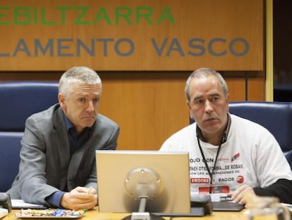 El portavoz de los afectadas por las aportaciones de Eroski, Ricardo Gonz&aacute;lez de Durana, a la derecha.