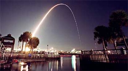 Estela del despegue del transbordador 'Endeavour' vista desde un parque en Cabo Cañaveral, Florida.