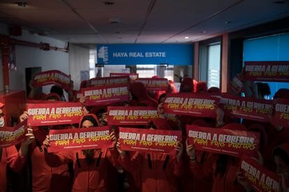 Protesta de activistas por la vivienda en las oficinas de un fondo de inversión en Barcelona.