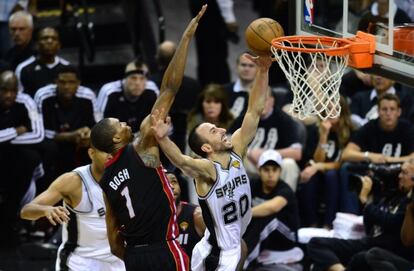 Ginóbili entra a canasta ante Bosh.