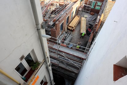 Obras de ampliación del Palacio de la Duquesa de Sueca, vista desde las ventanas de los vecinos del número ocho de la calle de Duque de Alba, afectados por la pérdida de luz.