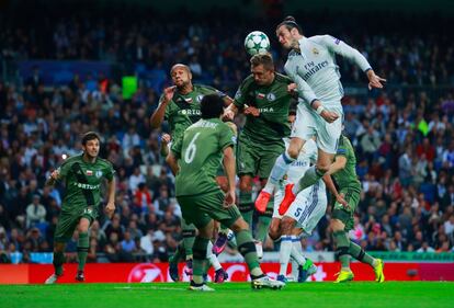 Gareth Bale intenta un remate de cabeza.
