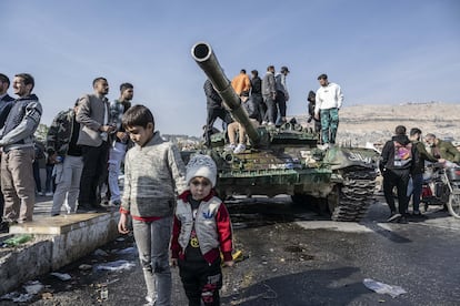 Varios grupos de personas celebraban este lunes en Damasco la caída del régimen de Bachar el Asad.