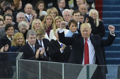 El presidente estadounidense, Donald Trump, levanta los brazos después de su discurso.
