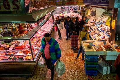 Puestos del mercado de los Mostenses, en Madrid, este martes.