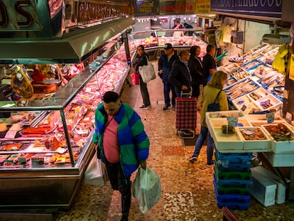Puestos del mercado de los Mostenses, en Madrid, este martes.