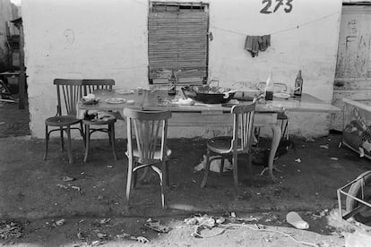 Una mesa vacía tras la comida de Navidad de 1986 en el barrio de barracas de la Perona.