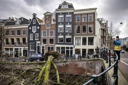 Un árbol caído en el centro de Ámsterdam (Países Bajos).