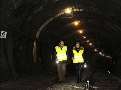 Cristina Cifuentes visitando el túnel de la línea 1 en febrero.