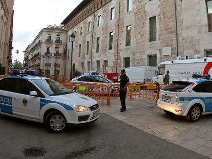 LA POLICÍA BLINDA LAS CORTES