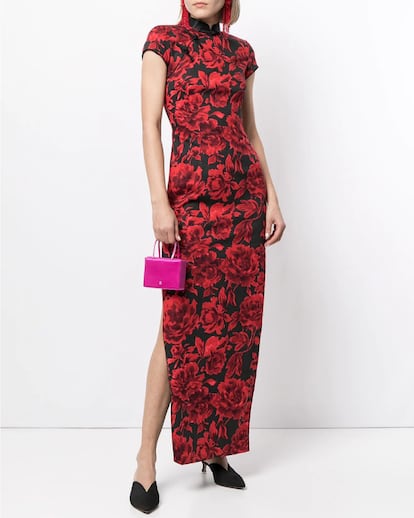 Shanghai Tang.

Este diseño de la que  proclamada primera firma de lujo de China hubiera hecho las delicias de Maggie Cheung en  Deseando Amar. En color rojo (el predilecto de las novias chinas) y un vibrante estampado de rosas en algodón y seda, este vestido confeccionado por artesanos de la región es un fiel reflejo del glamour que acogió Shanghái​ en los años 30, conocido como el París de Oriente.