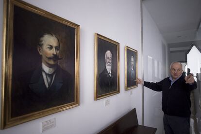 Antonio Rivero, propietario e impulsor del Chocomundo, muestra tres cuadros con los creadores del chocolate negro, con leche y blanco.