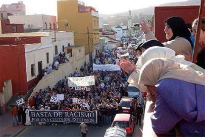 Vecinos de un barrio ceutí observan desde su azotea la marcha de musulmanes contra las chirigotas.