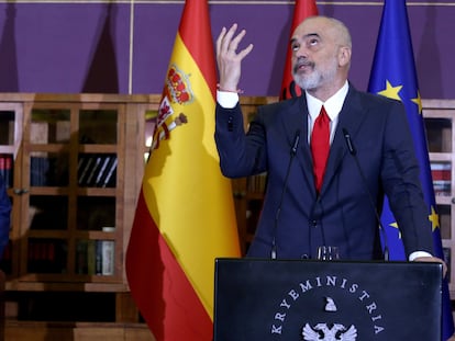 Tirana (Albania), 01/08/2022.- Spanish Prime Minister Pedro Sanchez (L) and Albanian Prime Minister Edi Rama (R) hold a joint press conference in Tirana, Albania, 01 August 2022. Sanchez is on an official visit to Albania. (España) EFE/EPA/MALTON DIBRA
