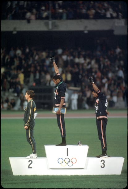 Tommy Smith e John Carlos erguem o punho em solidariedade ao movimento Black Power no México 1968.