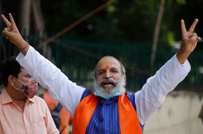 Jai Bhagwan Goyal, del BJP y acusado de la demolición en 1992 de la mezquita de Babri, celebra su absolución el 30 de septiembre de 2020 a las afueras del tribunal especial de Lucknow (India).