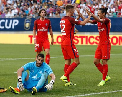 El defensa del París Saint-Germain, Thomas Meunier (c) celebra uno de los dos goles que marcó en el encuentro con el Real Madrid en Columbus, Ohio (Estados Unidos).