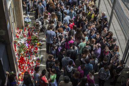 Padres, alumnos y profesores se reúnen en el exterior del Instituto Joan Fuster de Barcelona, para rendir homenaje al profesor de Educación Física asesinado por un alumno, el 21 de abril de 2015.