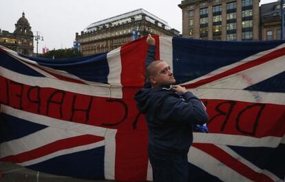Un escoc&eacute;s unionista con una Union Jack en Glasgow este viernes.